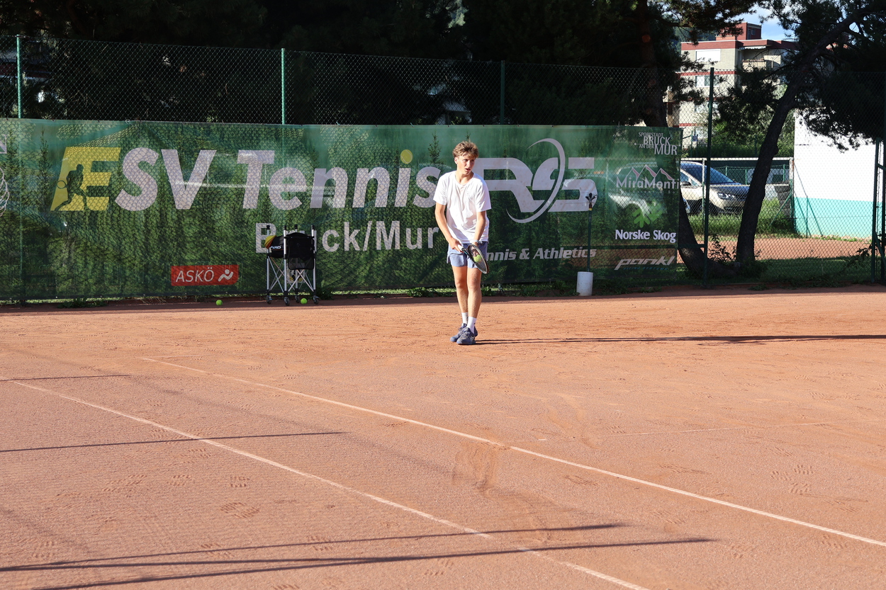 Tennisstars von morgen schlagen in Bruck auf